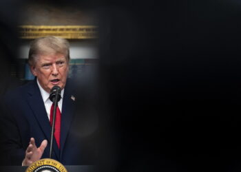 Sale il petrolio, Brent sopra 93 dollari con ‘guerra economica devastante’ di Trump