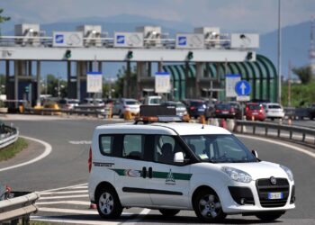 Auto si ribalta in A4 tra Portogruaro e Latisana, tre giovani feriti