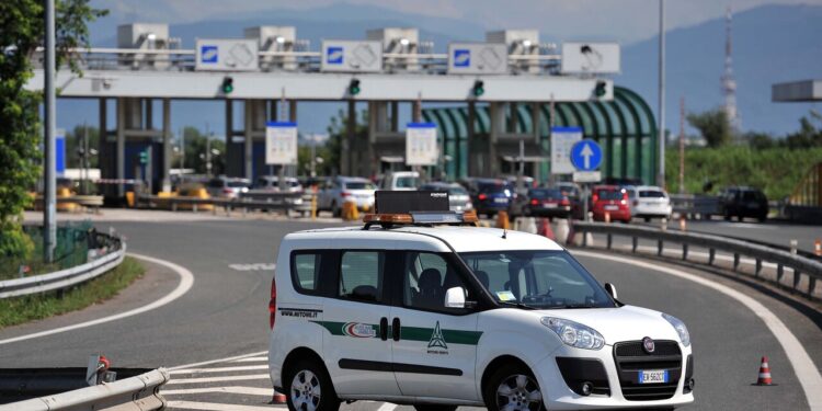 Auto si ribalta in A4 tra Portogruaro e Latisana, tre giovani feriti