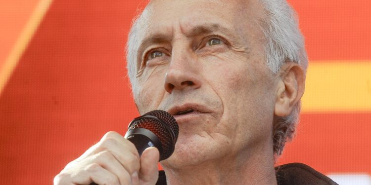 Di Battista ricoverato a Cuba, messaggio di Travaglio: “Forza ragazzo”