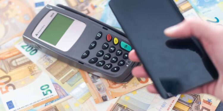 Pagamenti in Italia, contactless all’88%: il contante resta ancora il più usato
