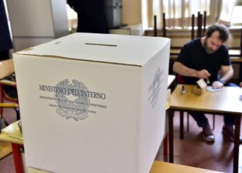 Sondaggio politico, Fratelli d’Italia stabile e Pd cala. Vannacci sale ancora