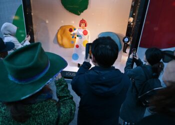 Morta Yayoi Kusama, addio all’avanguardista giapponese regina dei pois: aveva 97 anni