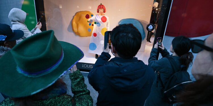 Morta Yayoi Kusama, addio all’avanguardista giapponese regina dei pois: aveva 97 anni