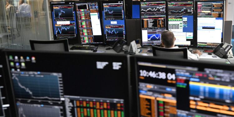 Borsa: Milano in calo con banche e difesa, in luce Ferrari