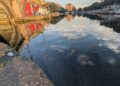 In Darsena a Milano l’odore di olio esausto della chiazza di gasolio