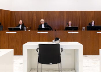 Tenta di uccidere la ex in aula in tribunale dopo la sentenza di condanna