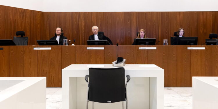 Tenta di uccidere la ex in aula in tribunale dopo la sentenza di condanna