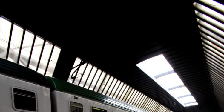 Treno fermo blocca passante a Milano, evacuati passeggeri in galleria