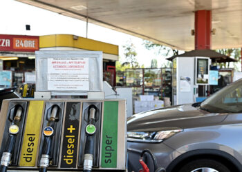 Mimit, prezzi carburanti in rialzo, benzina self vola a 2,077 euro al litro