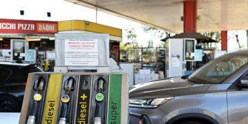 Mimit, prezzi carburanti in rialzo, benzina self vola a 2,077 euro al litro