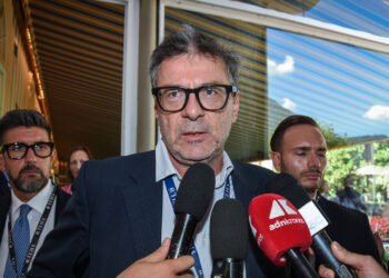 Giorgetti: ‘Con l’aumento dei tassi è importante tenere sotto controllo il debito’