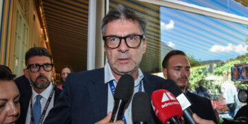 Giorgetti: ‘Con l’aumento dei tassi è importante tenere sotto controllo il debito’