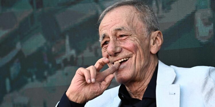 Roberto Vecchioni rassicura i fan su Ig: ‘Dispiaciuto di non essere a Salerno, a presto’