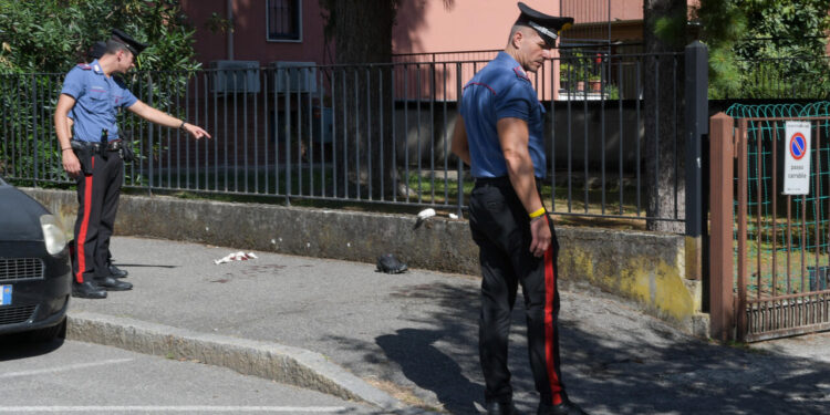 Giovane ferito alla gamba da un colpo di pistola nel Milanese
