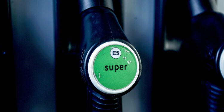 Il 71% delle famiglie pronto a tagliare spese per il caro carburante