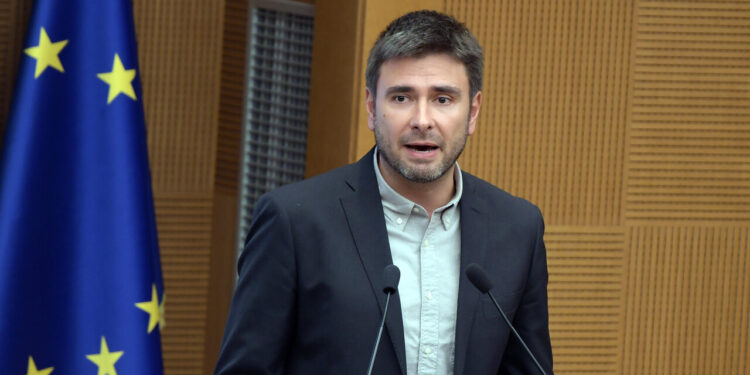 Rinviato il rientro di Di Battista in Italia