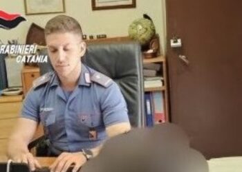 Sequestra, tenta di strangolare e violenta la compagna, arrestato