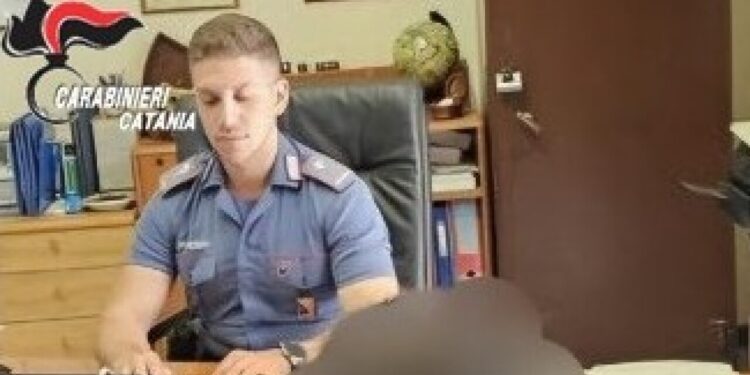 Sequestra, tenta di strangolare e violenta la compagna, arrestato