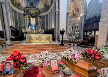 Crollo edificio a Messina, funerali 4 vittime nel Duomo gremito