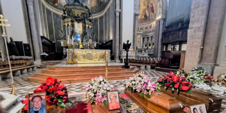 Crollo edificio a Messina, funerali 4 vittime nel Duomo gremito