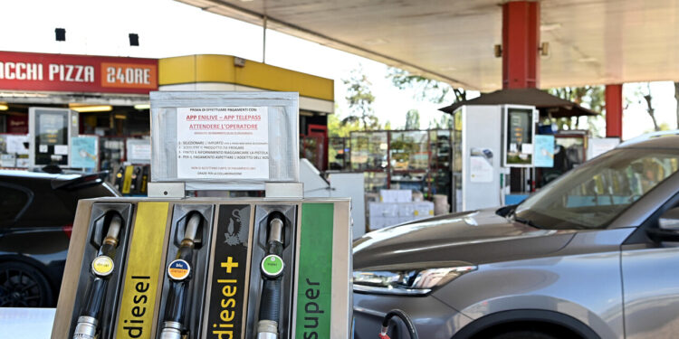 Sale ancora il prezzo dei carburanti, in un mese la benzina costa 5,5 cents in più