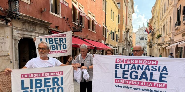 Attivisti fuori dal Consiglio Veneto, oggi si volta la legge sul fine vita