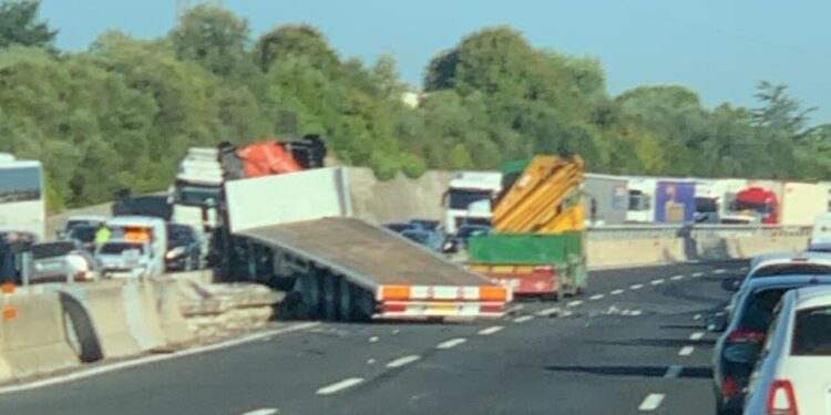 Sull’A14 camion in bilico sullo spartitraffico e auto sbalzata su corsia opposta
