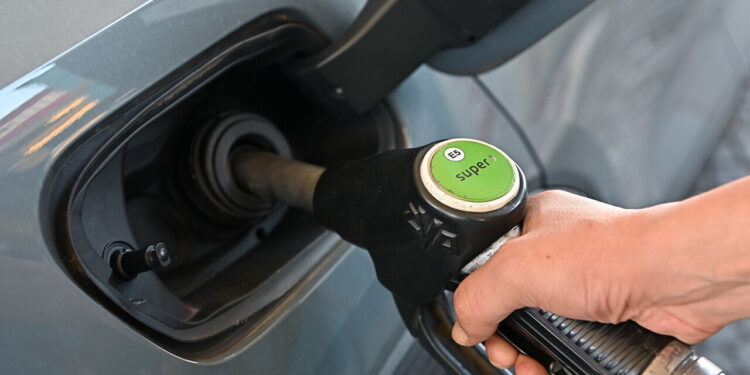 Prezzi dei carburanti ancora in rialzo,  il gasolio a 2,208 euro