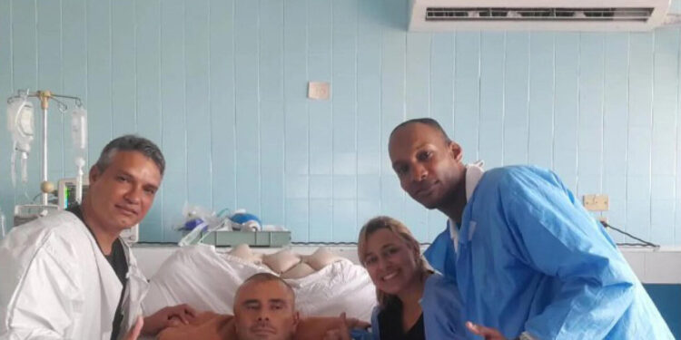 Di Battista posta una foto con i medici di Cuba: ‘Lì un popolo strangolato dagli Usa’