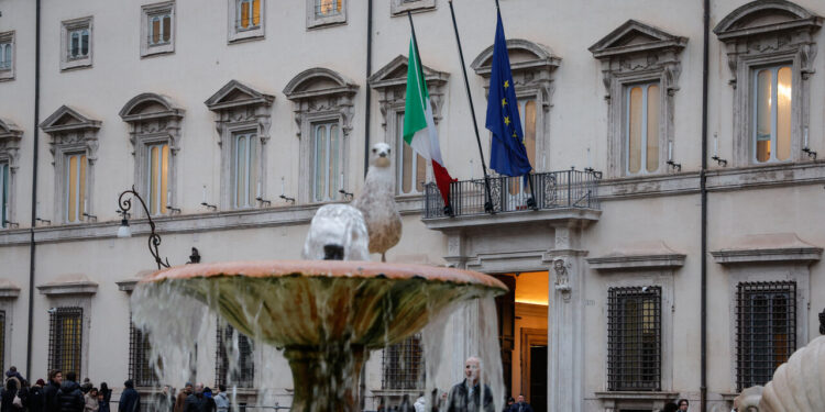 La direttiva di Palazzo Chigi: “Cento milioni di tagli a ministri e sottosegretari”