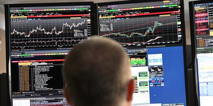 Borsa: l’Europa viaggia in rosso, si indebolisce il petrolio