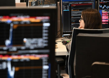 Borsa: Milano peggiora, scivolano Prysmian e Stm