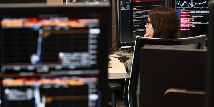 Borsa: Milano peggiora, scivolano Prysmian e Stm