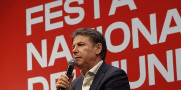 Applausi a Conte alla festa dell’Unità, ‘ma per vincere andiamo oltre Renzi’
