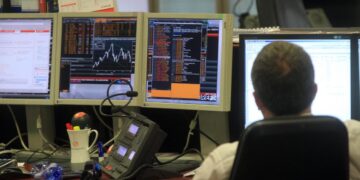 Lo spread torna a crescere, 85 punti base e rendimenti al 4,27%: oggi l’asta a medio e lungo termine