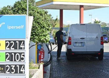 Benzina e gasolio verso i 3 euro: cosa c’entrano gli Houthi e le tasse italiane