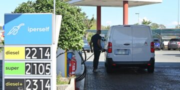 Benzina e gasolio verso i 3 euro: cosa c’entrano gli Houthi e le tasse italiane