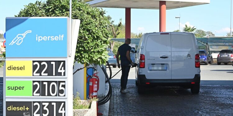Benzina e gasolio verso i 3 euro: cosa c’entrano gli Houthi e le tasse italiane