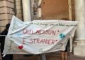 Digos rimuove striscione contro tetto stranieri a scuola, polemica a Genova