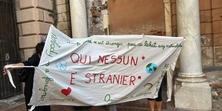 Digos rimuove striscione contro tetto stranieri a scuola, polemica a Genova