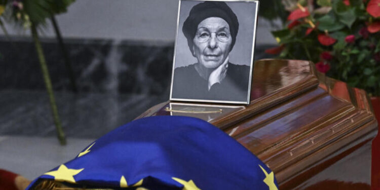 Riaperta la camera ardente per Emma Bonino in Campidoglio, il cdm delibera le esequie di Stato