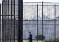 Tenta di lanciare busta con 9 cellulari oltre le mura del carcere, preso