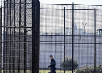 Tenta di lanciare busta con 9 cellulari oltre le mura del carcere, preso