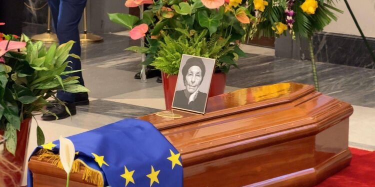 L’addio a Emma Bonino, oggi dalle 10 alle 19 riapre la camera ardente in Campidoglio