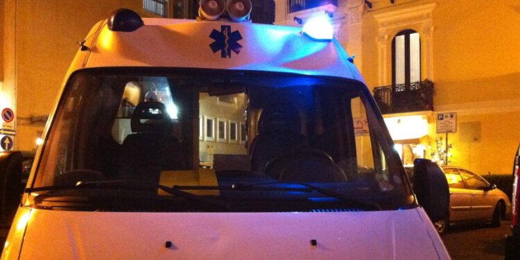 Investe una 24enne e fugge, la vittima è in gravi condizioni