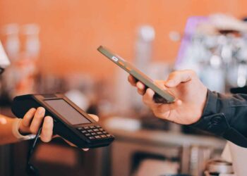 Pagamenti col POS, piccoli negozi penalizzati: commissioni fino a 4 volte più alte