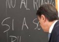 Conte a scuola, il messaggio contro il riarmo: c’è un errore alla lavagna