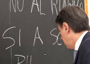 Conte a scuola, il messaggio contro il riarmo: c’è un errore alla lavagna