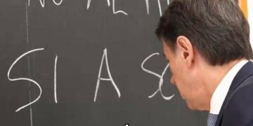Conte a scuola, il messaggio contro il riarmo: c’è un errore alla lavagna